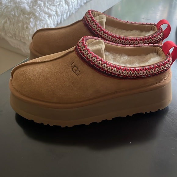 UGG - Picture 2 of 4